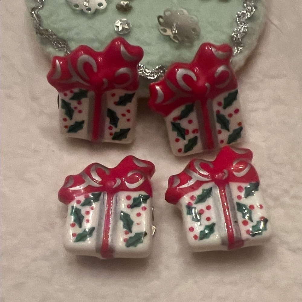 VTG Christmas Button Covers/Red and White Gift Box Button Covers (x5